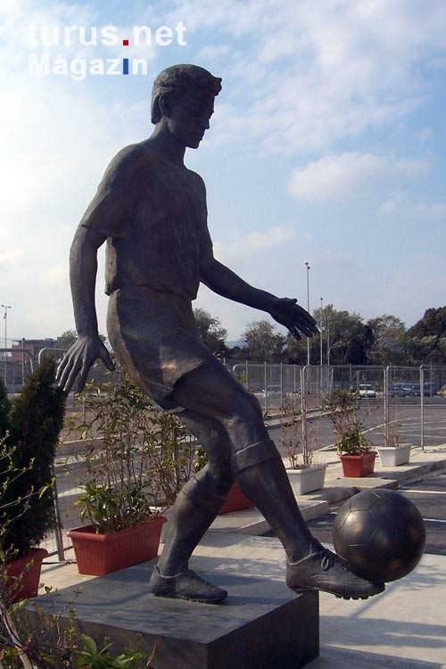 Statue vor dem Stadion von Olympiakos Piräus