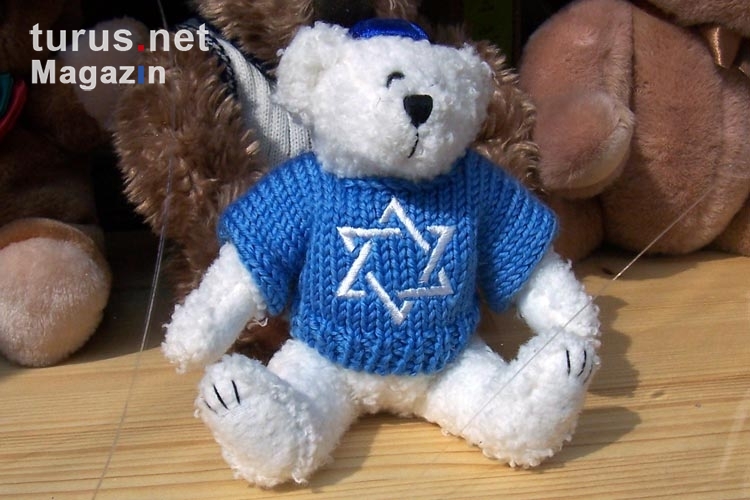 Teddybär mit einem Pullover mit Judenstern