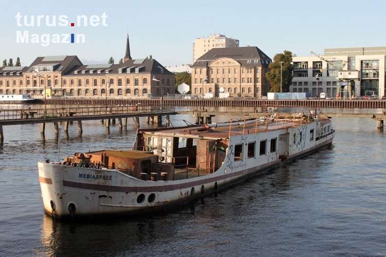 verlassenes Passagierschiff auf der Spree in Berlin