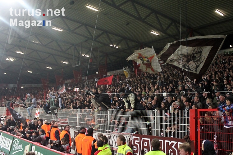 Fans des FC St. Pauli feiern den 2:0-Erfolg beim 1. FC Union Berlin