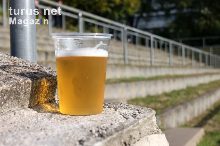 ein kühles Blondes (Bier) in einem Fußballstadion