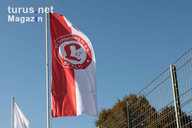 rot-weiße Fahne des SV Lichtenberg 47 (Berlin)