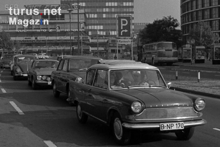 Autos vor dem Europacenter an der Gedächtniskirche in Westberlin, 1960er Jahre