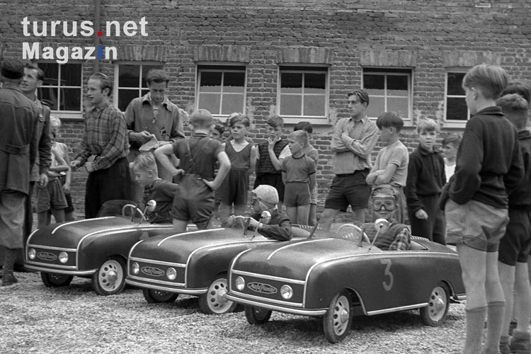 Kinder in kleinen Fahrzeugen des Typs Mafa Pionier, DDR 50er Jahre