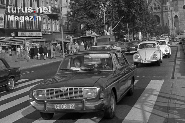 Diplomatenfahrzeug in Westberlin, 60er Jahre, im Hintergrund die Gedächtniskirche
