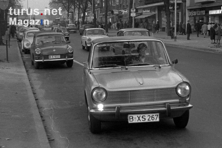 Fahrzeuge / Autos auf einer Straße in Westberlin, 1960er Jahre