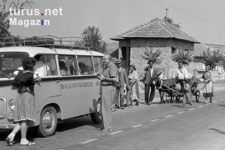 Ein Kleinbus von Balkantouriste in Bulgarien, 1960er Jahre, Reporter auf Balkantour