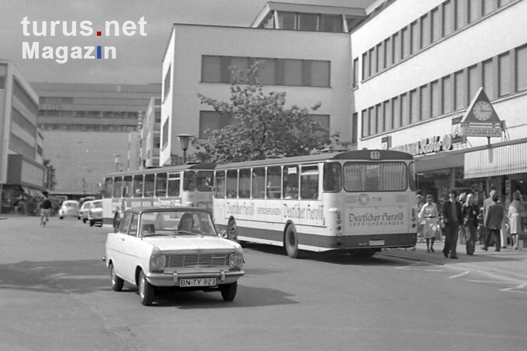 Linienbus mit Deutscher-Herold-Reklame und ein PKW in Bonn (BRD), 60er Jahre