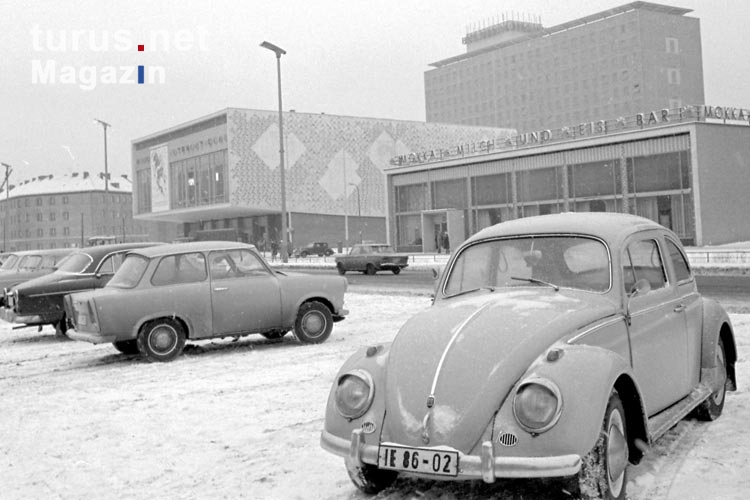 alter VW Käfer und Trabant vor dem Kino International und der Mokka Bar in Ostberlin, 60er Jahre