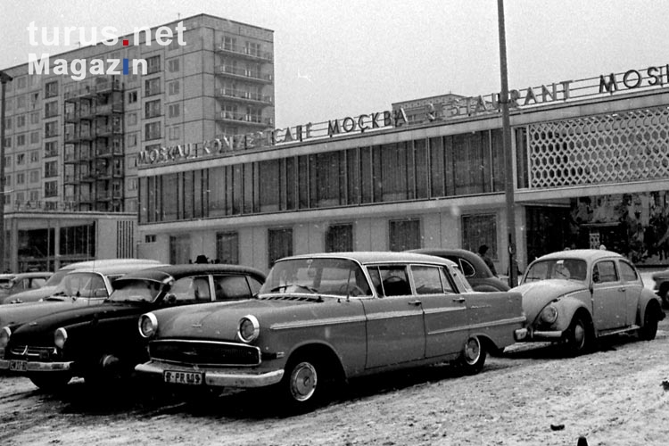 Wolga und VW Käfer vor dem Café Moskau in Ostberlin, DDR, 60er Jahre