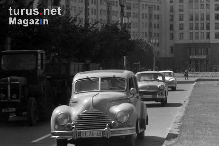 historische Kraftfahrzeuge / Autos in Ostberlin auf der Stalinallee, DDR Anfang 60er Jahre