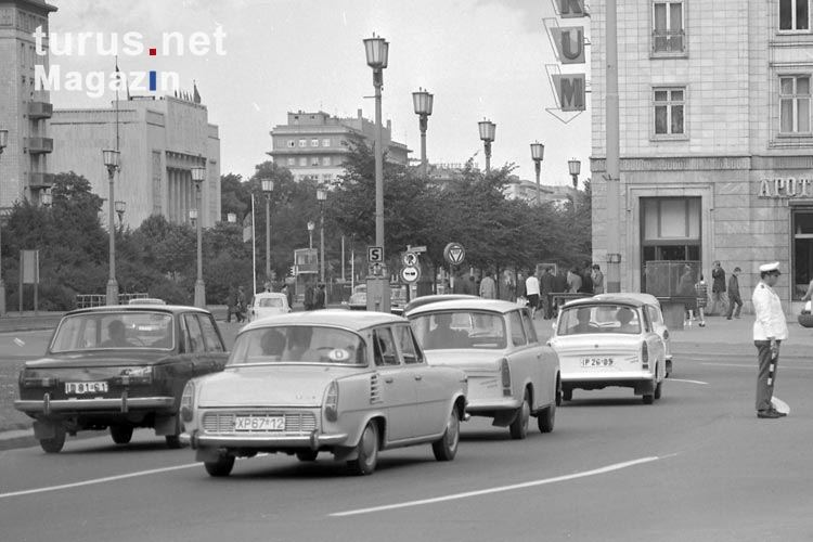 Skoda, Wartburg und Trabant auf dem Strausberger Platz, Ostberlin, DDR Ende der 60er Jahre