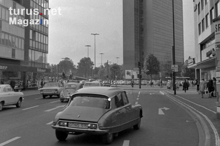 Kraftfahrzeuge / Autos in Düsseldorf, NRW, BRD, 60er Jahre