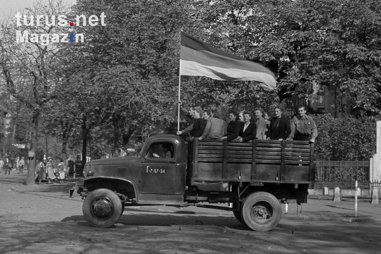 Lastkraftwagen mit Personen auf der Ladefläche, DDR / SBZ, Anfang der 50er Jahre