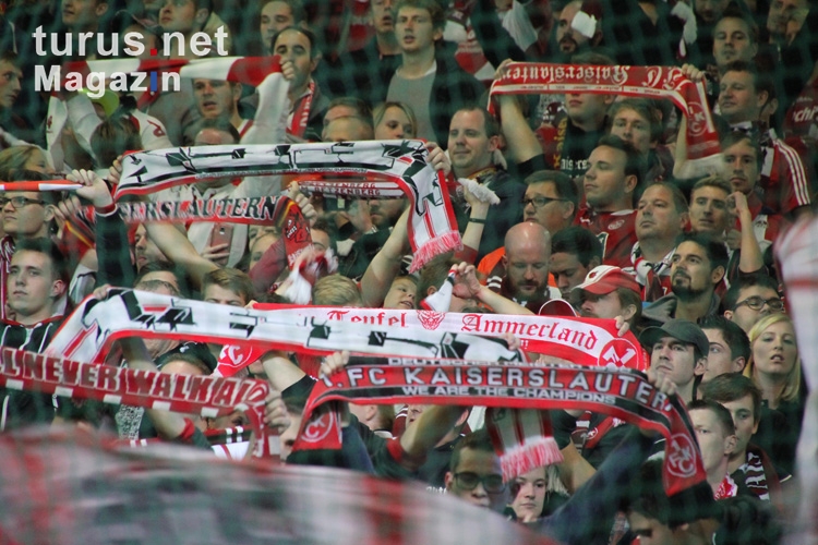 FCK Fans und Spieler feiern Sieg in Bochum 2015