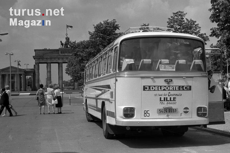 französischer Reisebus aus Lille vor dem Brandenburger Tor in Ostberlin, DDR, 60er Jahre