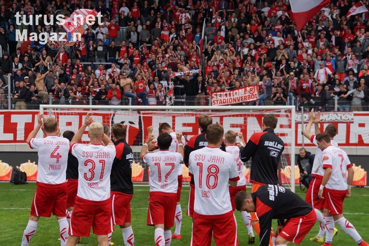 Jahn Regensburg feiert Sieg gegen Wacker Burghausen