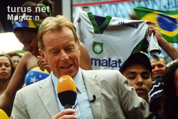 Sportmoderator Wolf-Dieter Poschmann in der ZDF-Arena im Rahmen der Fußball-WM 2002