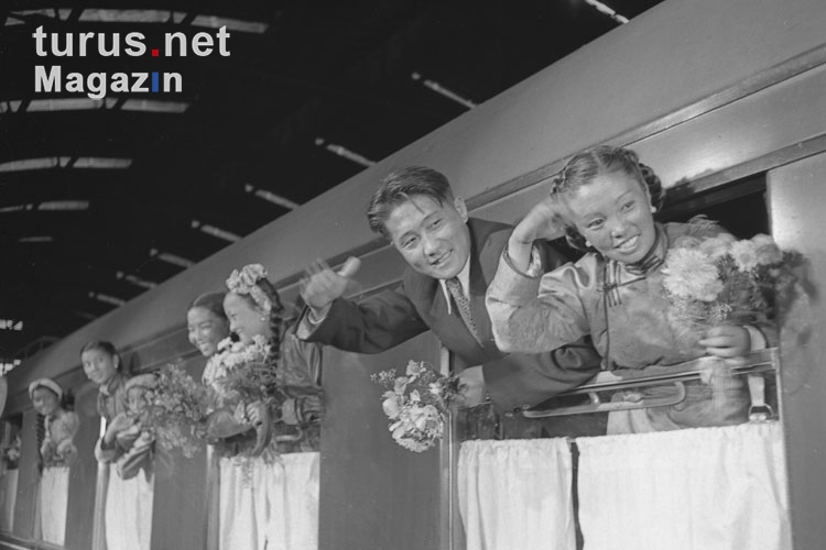 Mongolen und Vietnamesen in einem Eisenbahnwaggon, DDR 60er Jahre