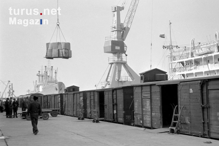 Güterwaggons im Hafen von Rostock, DDR, 50er Jahre