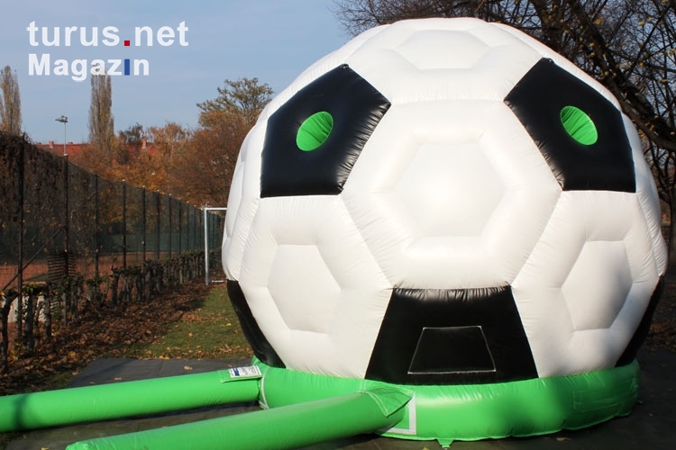 Groß, größer, am größten: Großer Fußball zum Toben für Kinder