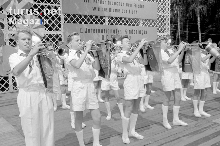 Internationales Kinderlager in der DDR, junge Trompeter machen Musik