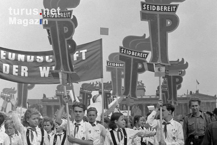 Junge Pioniere und Thälmannpioniere bei einem Aufmarsch, DDR in den 50er Jahren