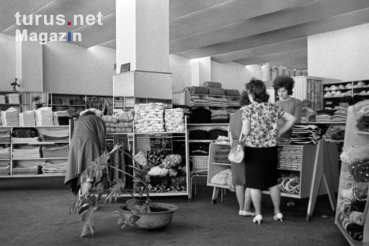 Textilabteilung in einem HO-Kaufhaus in der DDR, 50er Jahre