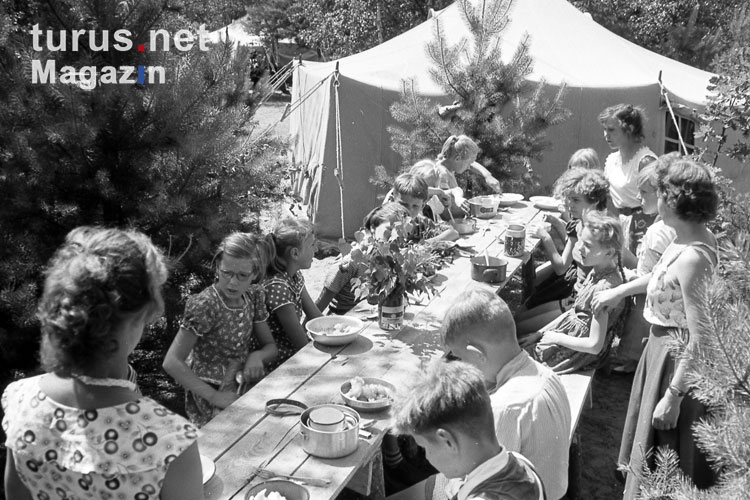 Kinder in einem DDR-Zeltlager, Sommerferien in der 50er Jahren