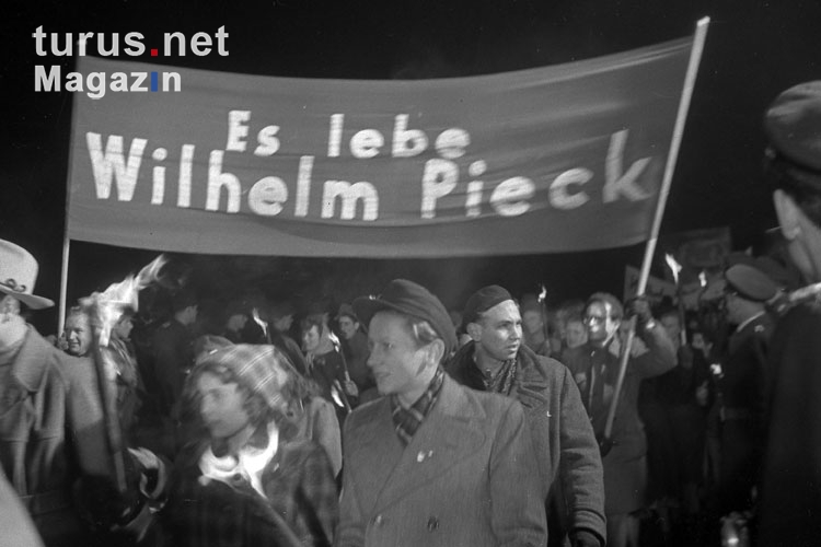 Es lebe Wilhelm Pieck! Fackelzug in der DDR / SBZ, Ostberlin 1949