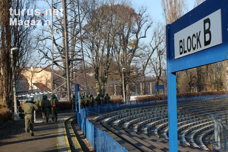 Polizei im Einsatz: Stadion der Freundschaft beim Pokalspiel Viktoria Frankfurt - Babelsberg 03