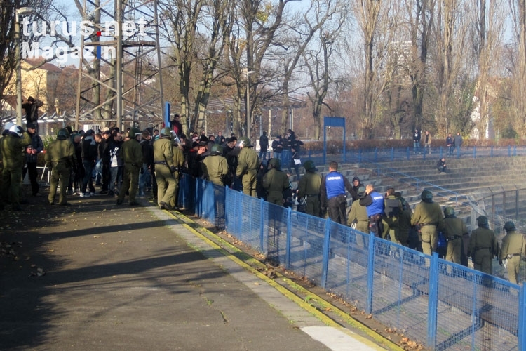 Vor dem Spiel beim Frankfurter FC Viktoria 91 hat die Polizei alle Hände voll zu tun