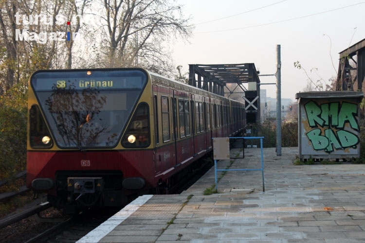 Eine S-Bahn-Zug (älterer Bautyp) in Berlin