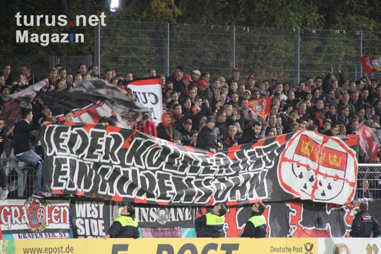LEV Fans Ultras in Köln mit Banner auf dem Zaun