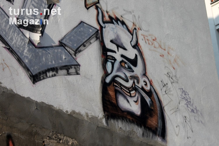 Der Teufel raucht ein Zigarettchen, Graffiti an einer Hauswand in Berlin-Friedrichshain