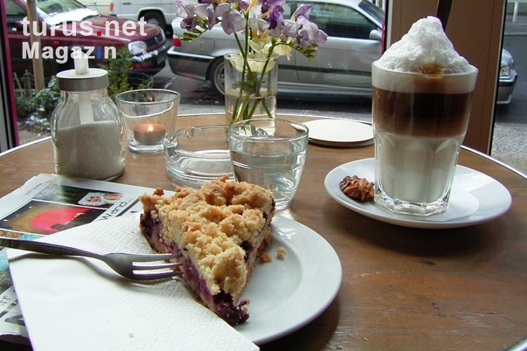 Milchkaffee / Latte Macchiato und ein Stück Kirschkuchen in einem Berliner Café