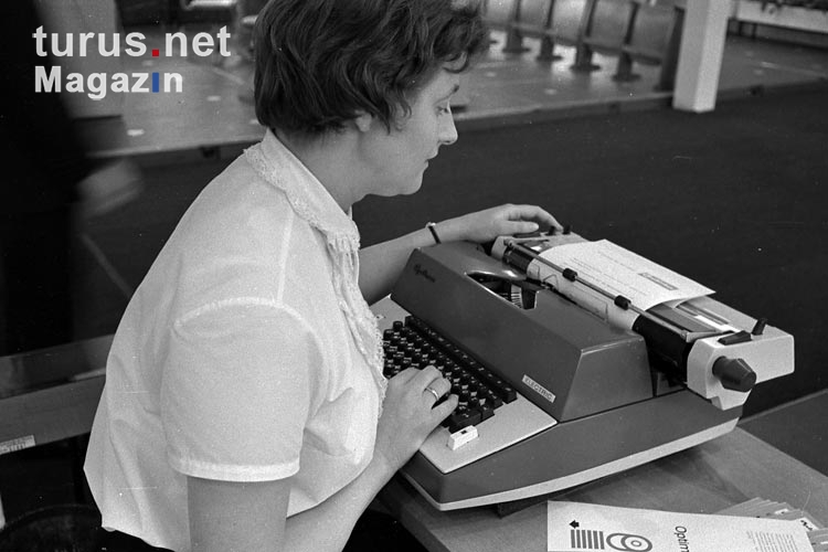 Sekretärin an einer Schreibmaschine in einem Büro in der DDR, Anfang der 60er Jahre
