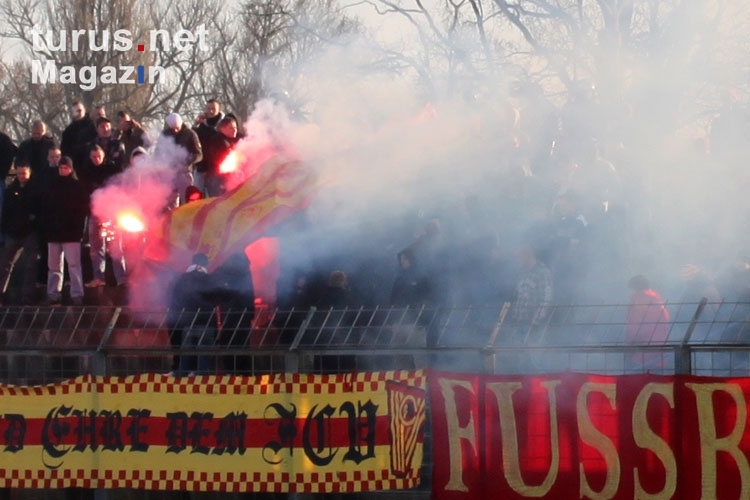 Bengalos und Rauch im Block bei Vorwärts (Viktoria) Frankfurt beim Spiel gegen Babelsberg 03
