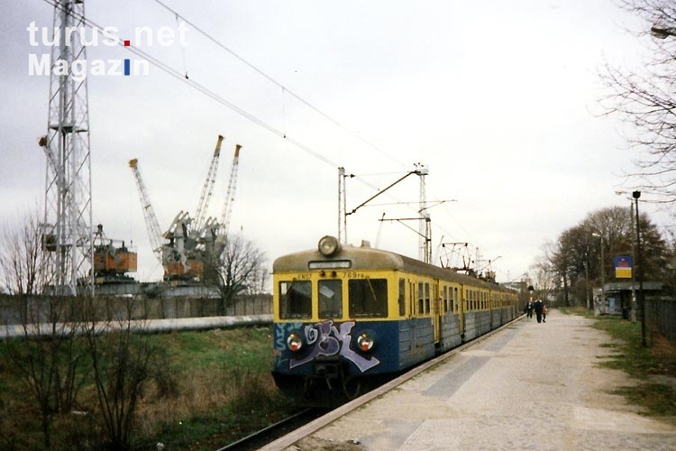 Einsamer Bahnhof mit Regionalzug am Rande von Gdynia