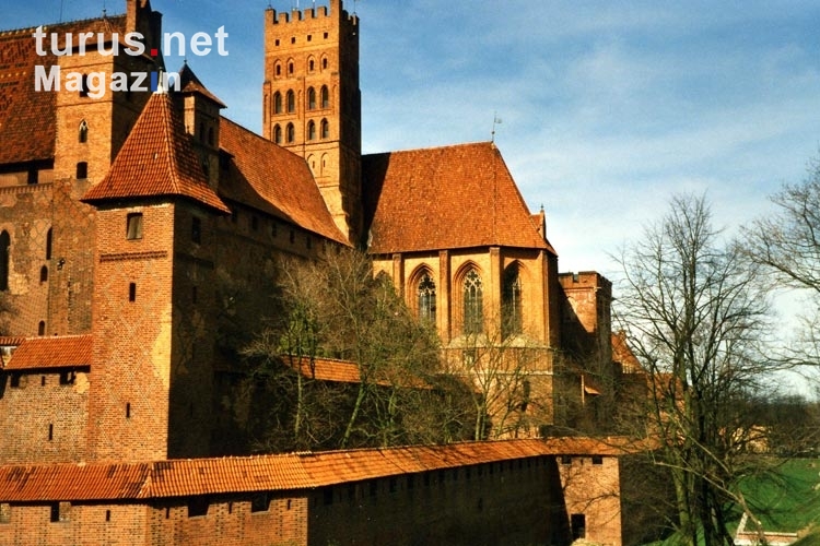 Die mittelalterliche Ordensburg Malbork / Marienburg am Fluss Nogat südlich von Gdansk / Danzig
