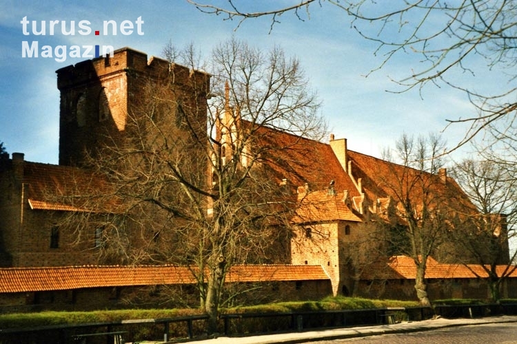 Die mittelalterliche Ordensburg Malbork / Marienburg am Fluss Nogat südlich von Gdansk / Danzig