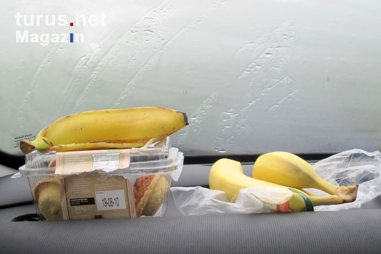 Picknick im Auto: Bananen und Kuchen ...