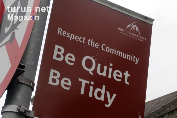 Respect the Community - be quiet, be tidy. Schild in der irischen Hauptstadt Dublin