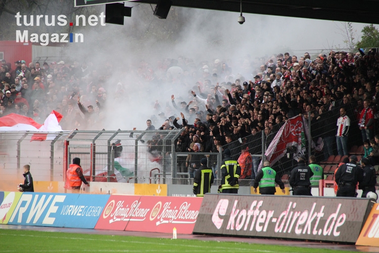 Torjubel mit Rauchbomben RWO Fans