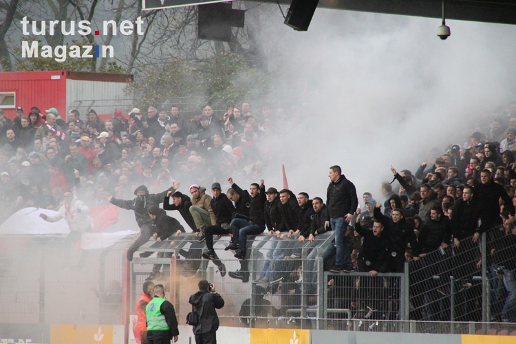 Torjubel mit Rauchbomben RWO Fans