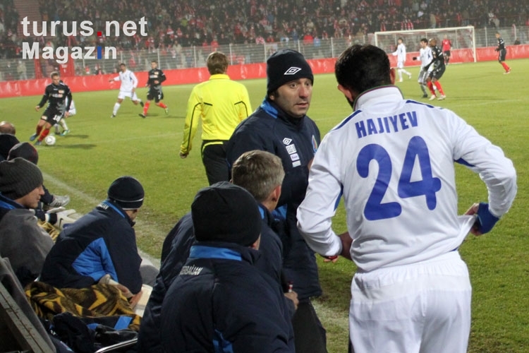 Nizami Hajiyev bereitet sich auf die Einwechslung vor, Nationalmannschaft Aserbaidschan