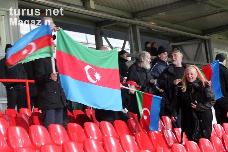 Flagge zeigen: Fans der Nationalmannschaft von Aserbaidschan beim Testspiel in Berlin