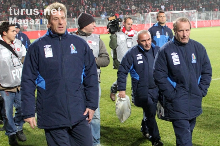 Berti Vogts (Nationaltrainer), Uli Stein (Torwarttrainer) mit der Nationalmannschaft Aserbaidschans