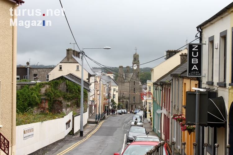 Main Street in Ballyshannon im County Donegal in Irland