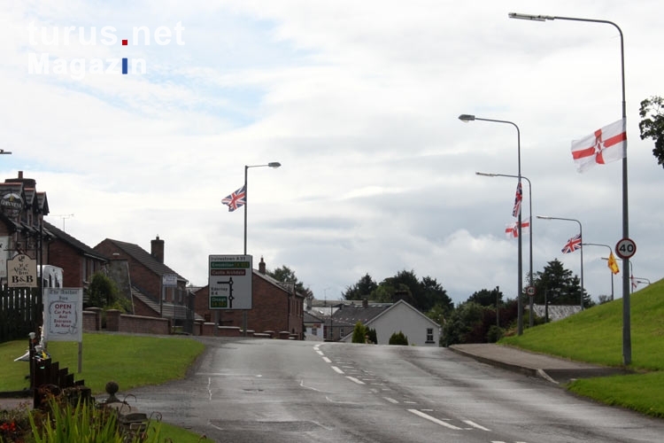 britisch-nordirische Beflaggung an einer Straße in Nordirland